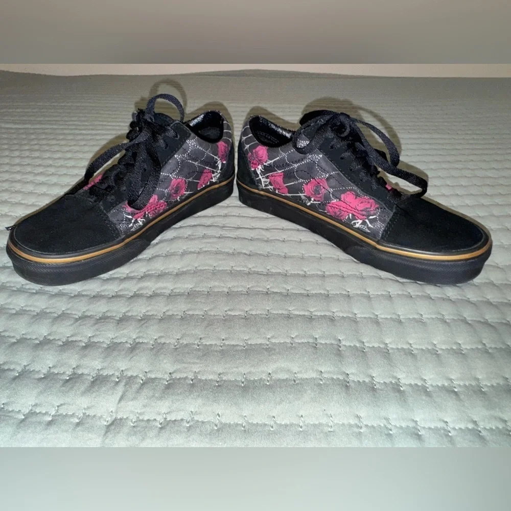 Vans Old Skool Black Spider Roses size 4 mens 5.5 women’s sneakersVGUC worn once